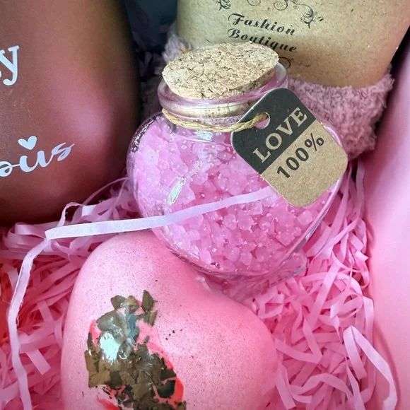 Fabulous 7 piece Gift Set with Pink rose - Picture 3 of 7